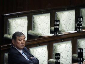 石破在罕见的决选中胜出，继续担任日本首相，但将面临动荡