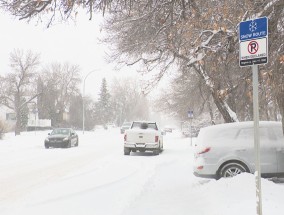 里贾纳的街道是一个危险的地方，因为大雪和大风还在继续